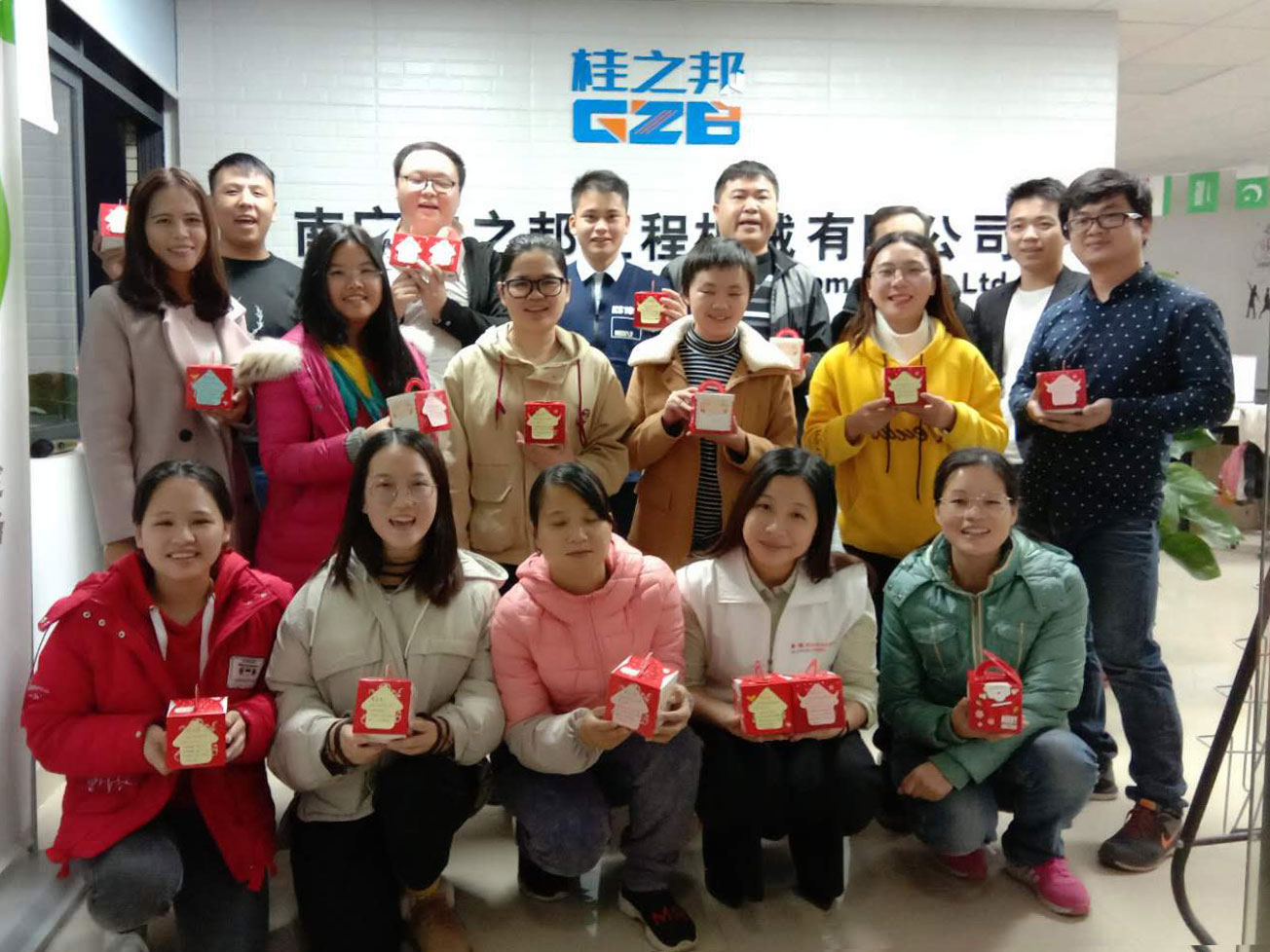 你是不是在等待一位賣挖機(jī)配件頭戴紅帽子、有白胡子的老人出現(xiàn)？